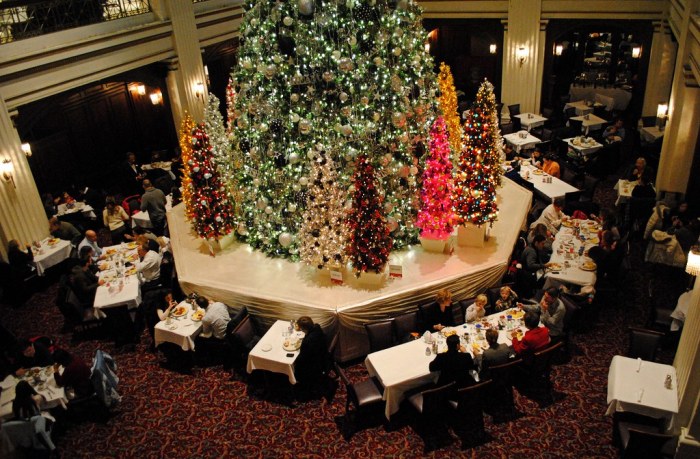 When does the walnut room decorate for christmas