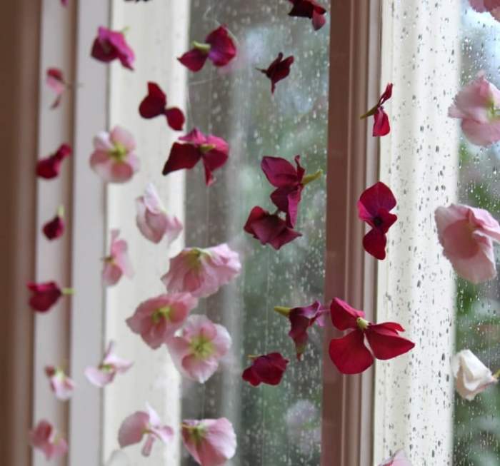 How to decorate window for springtime